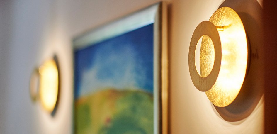 Angenehme Raumgestaltung mit Lampen und Bildern