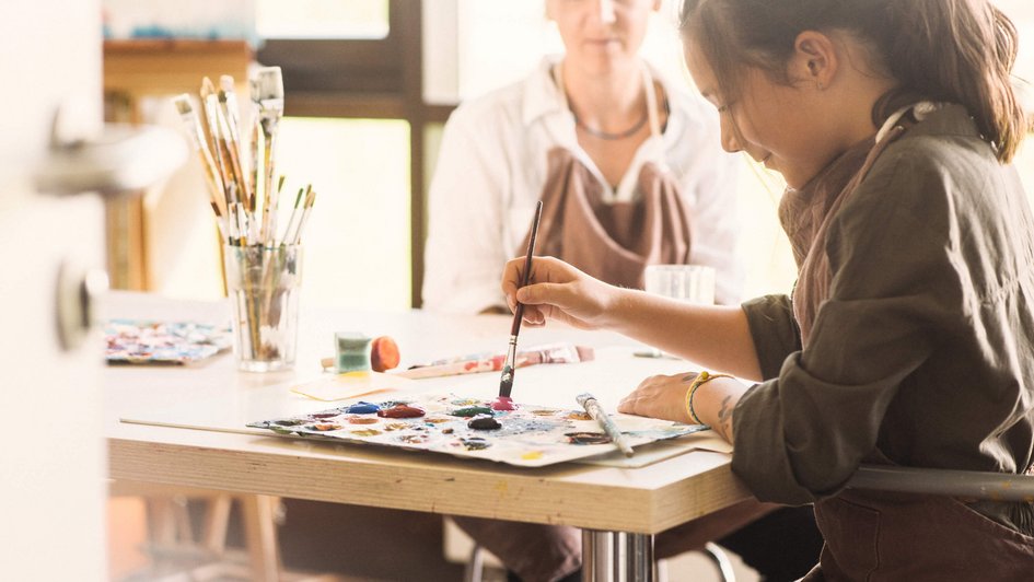 Junges Mädchen mit Malkasten