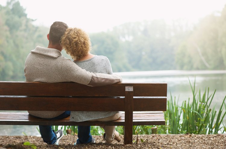 Paar sitzt zusammen am See