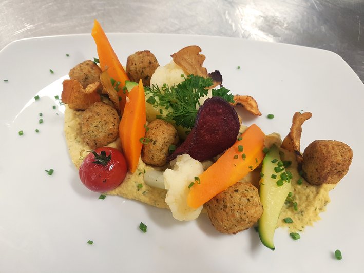 lecker angerichtetes Essen mit Gemüse