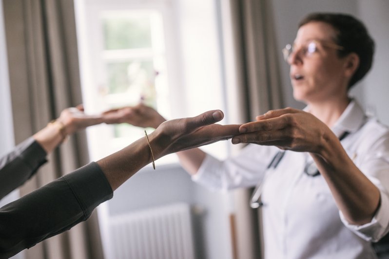 Oberberg Fachklinik Düsseldorf: Therapeutin hält Hände von Patientin