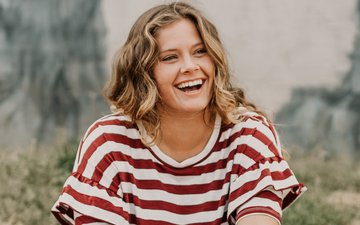 Artikel Lehrer Frau in rot-weißem Oberteil