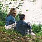 Frau und junger Mann am Ufer