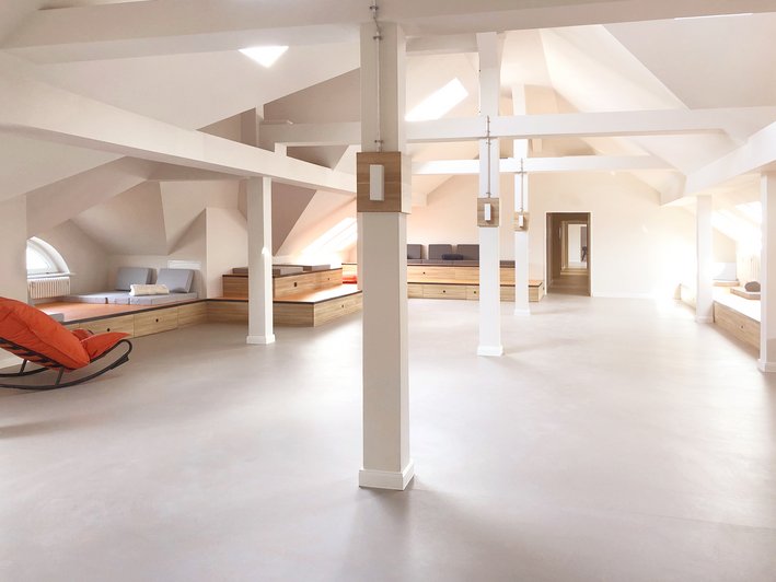 Dachstuhl mit Sitzmöglichkeiten, Oberberg Fachklinik Marzipanfabrik