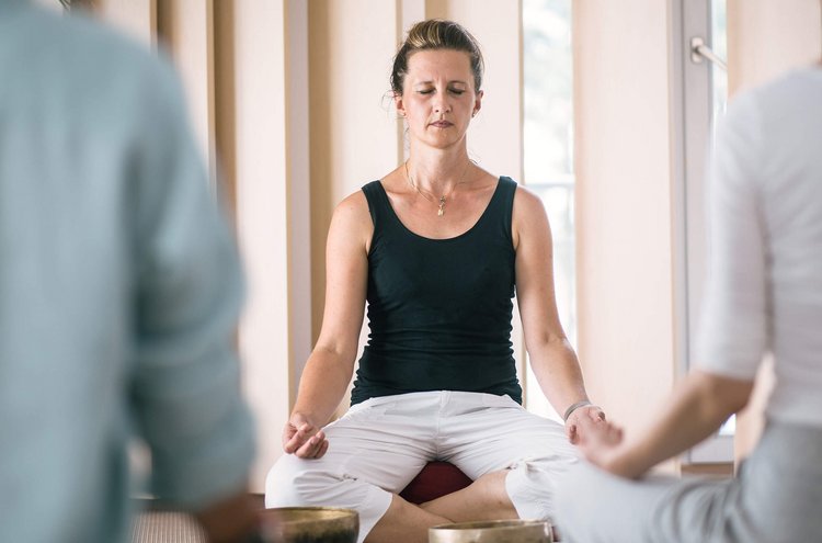 Menschen machen Yoga