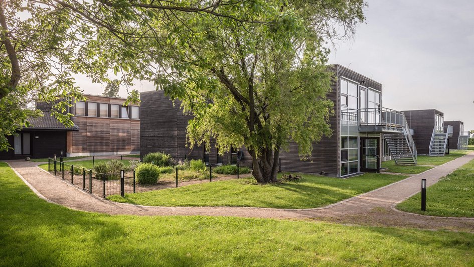 Außenansicht Oberberg Fachklinik Konraderhof mit Wanderpfad
