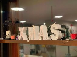 Artikel Weihnachten: Xmas Schriftzug auf einem Regal