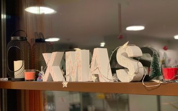 Artikel Weihnachten: Xmas Schriftzug auf einem Regal