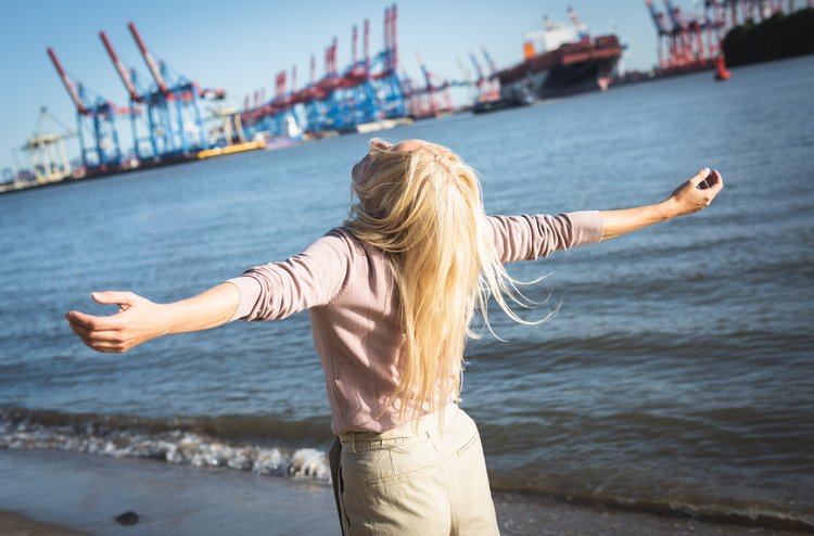 frau mit offenen armen