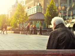Artikel Einsamkeit alter Mann auf Bank