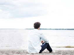 Burnout - Ein Mann sitzt am Strand