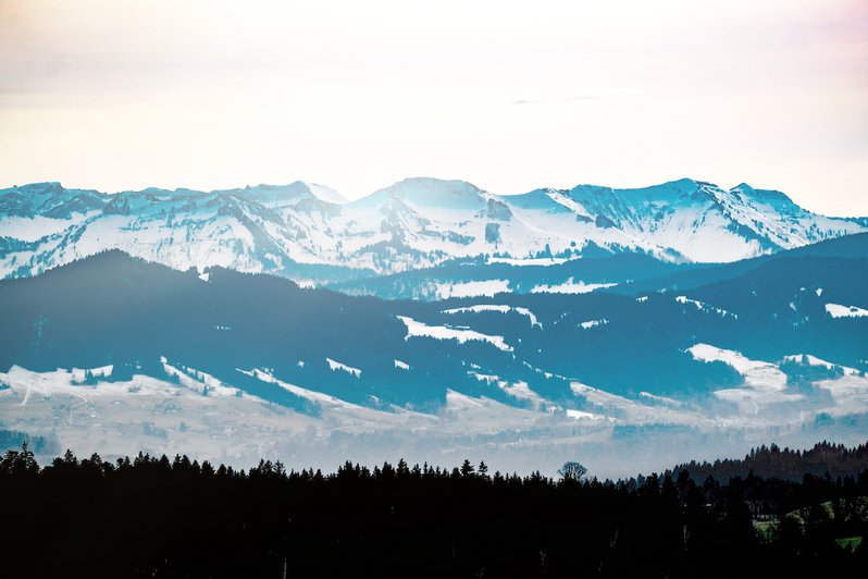 Alpenpanorama mit verschneiten Gipfeln