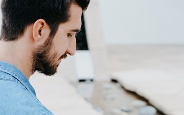 Artikel Angstspirale: Mann am Strand