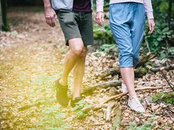 Therapeutin im Gespräch mit ihrem Patienten bei einem erholsamen Waldspaziergang