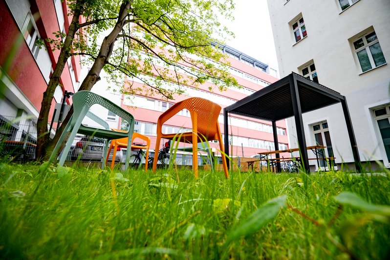 kleine Wiese mit Tisch und Stühlen