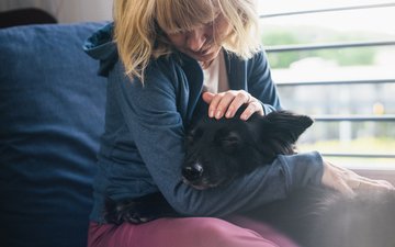 Artikel Weihnachten Depression Frau mit Hund