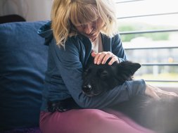 Artikel Weihnachten Depression Frau mit Hund