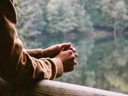 Artikel Zwänge Person an einer Lehne