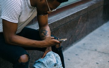 Angststörungen - Mann an seinem Handy