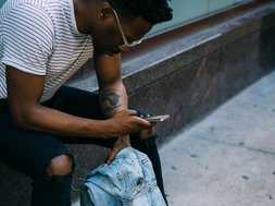 Angststörungen - Mann an seinem Handy