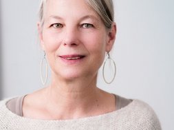 Wie gehe ich mit Midlife-Crisis um? Frau blickt zuversichtlich