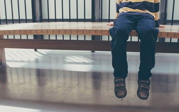 Artikel Kinder Kind sitzt auf Bank