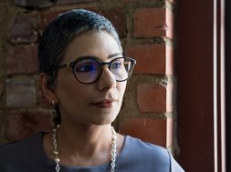 Depressionen - Frau mit Brille und Perlenkette