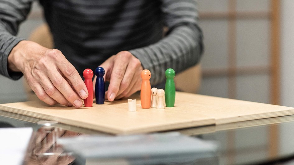 Person mit Brettspiel