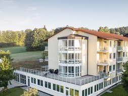 Die Oberberg Fachklinik Rhein-Jura aus der Vogelperspektive. Im Hintergrund Wiesen und Bäume. 