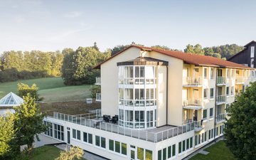Die Oberberg Fachklinik Rhein-Jura aus der Vogelperspektive. Im Hintergrund Wiesen und Bäume. 