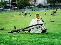 Artikel Frühjarsdepression Frau auf Wiese