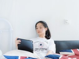 Aritkel Therapiemanuale: Mädchen mit Tablet in einem Bett