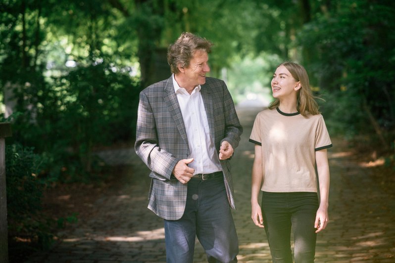 Individuelle Therapiekonzepte als Erfolg versprechender Ansatz zur Behandlung unterschiedlicher psychologischer Krankheitsbilder: Therapeut und Patientin im Gespräch, im Hintergrund Bäume