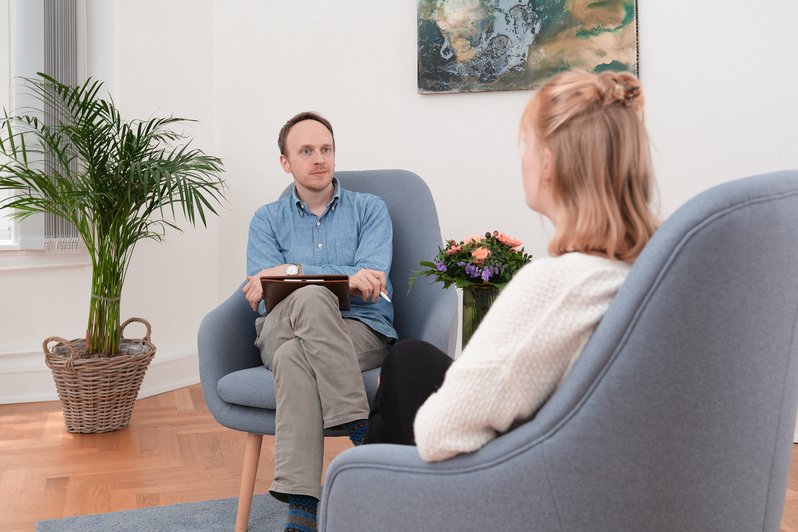 Therapeut im Gespräch mit Patientin
