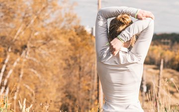 Artikel Oberberg Rhein-Jura Klinik Frau vor Wald