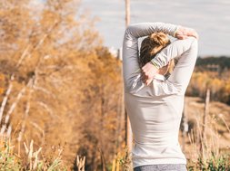 Artikel Glücklichkeit Frau vor Bäumen