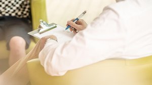 Therapeutin mit Klemmbrett