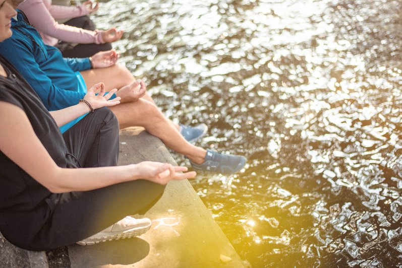 Entspannungsübungen am Ufer sitzend