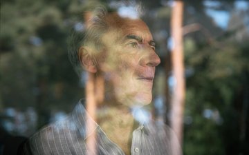 ADHS - Mann hinter einer reflektierenden Scheibe