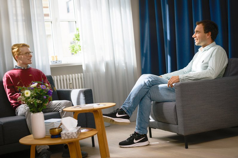 Therapeut im Gespräch mit jungem Patient