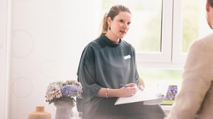 Dipl.-Psych. Katja Berger im Gespräch mit einem Patient