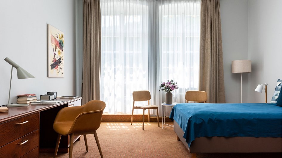 Patientenzimmer mit Bett einem Schreibtisch und Stuhl, Oberberg Parkklinik Wiesbaden Schlangenbad