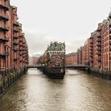 Bild Hamburg Speicher, Backsteingebäude entlang des Flusses