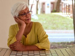 Artikel Frühlingsmüdigkeit alte Frau am Tisch