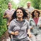 Gruppe an Läufern im Wald