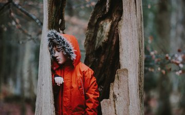 Artikle Winterdepression Kind in roter Jacke