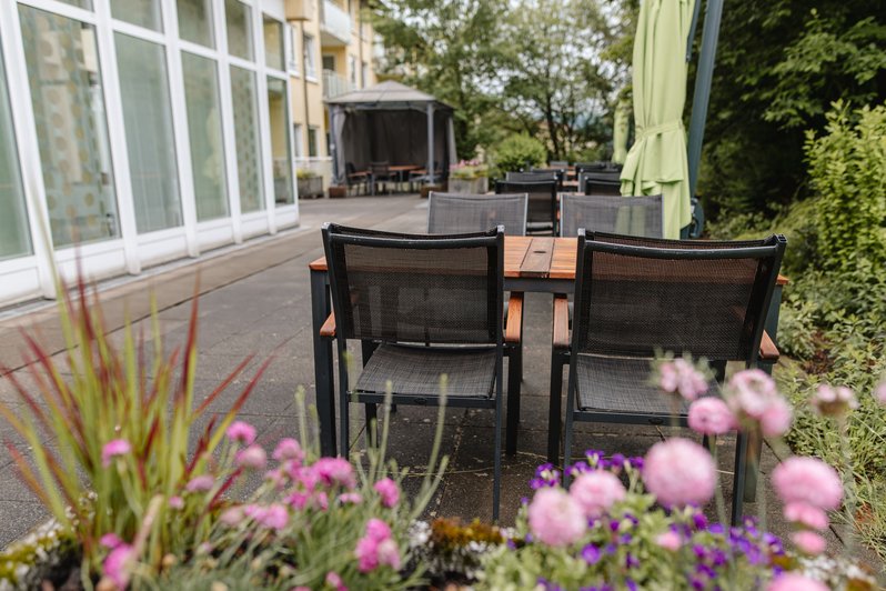 gemütliche Sitzgruppen laden zum Verweilen im Freien ein