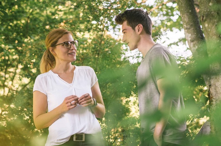 Artikel CFS Therapeutin mit Patient im Wald