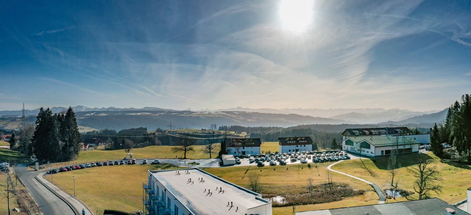 Alpenpanorama mit der Oberberg Fachklinik Scheidegg im Vordergrund