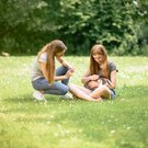 Zwei Mädchen auf einem Feld mit Hasen